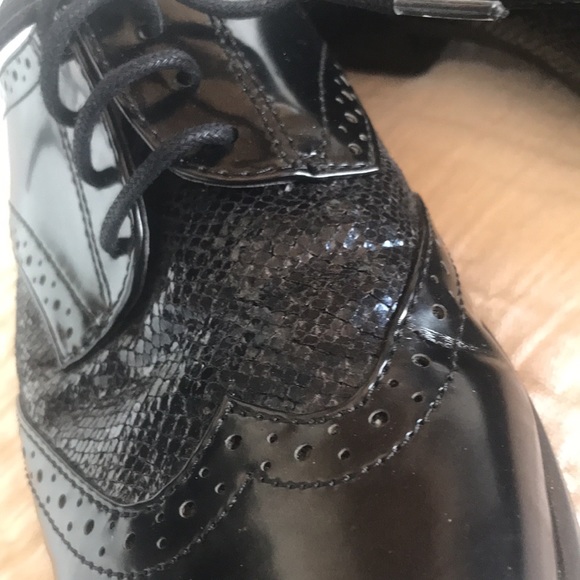 Aerosolizes black patent wing tip slides size 7 - Picture 2 of 7